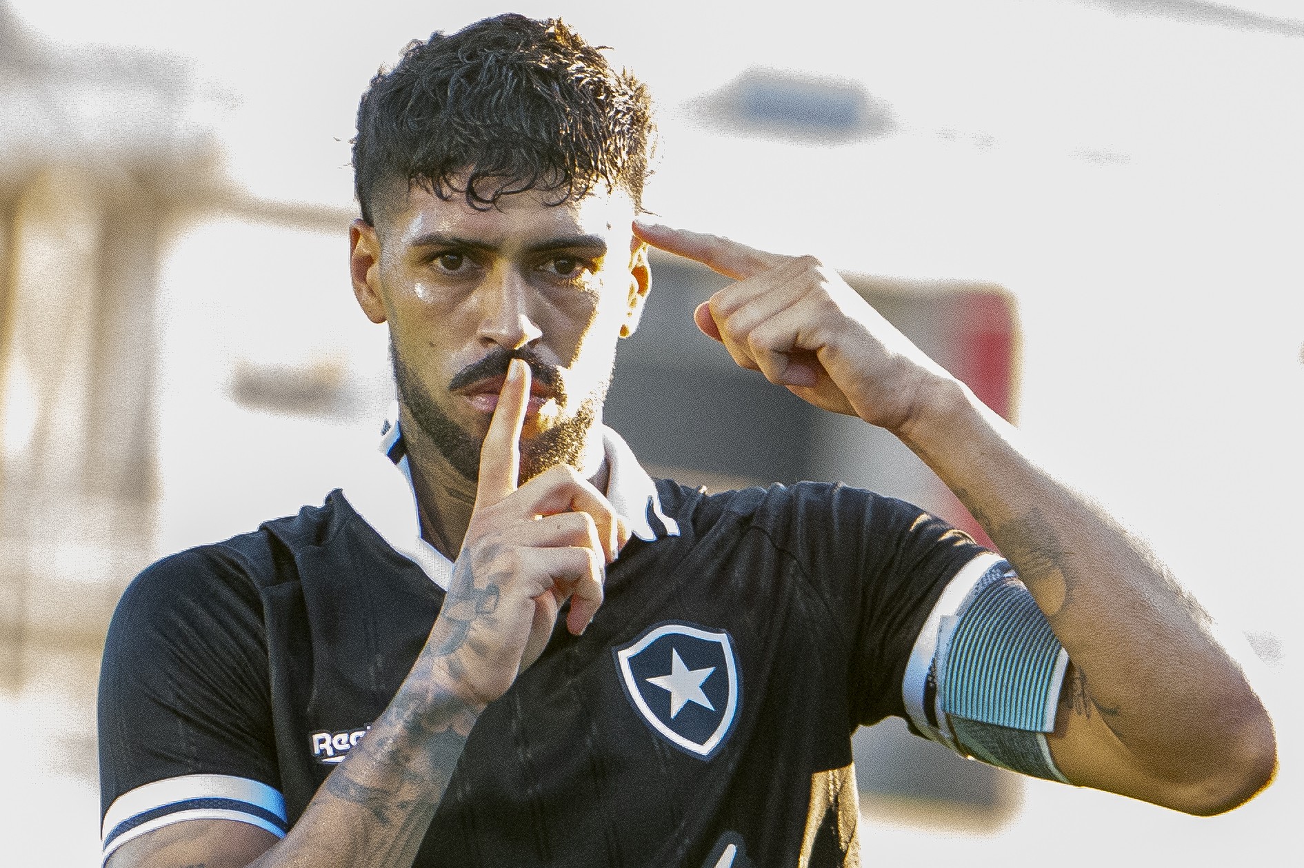 O Abraço que Salvou a Alma Alvinegra: Barboza e a Fé em Anselmi