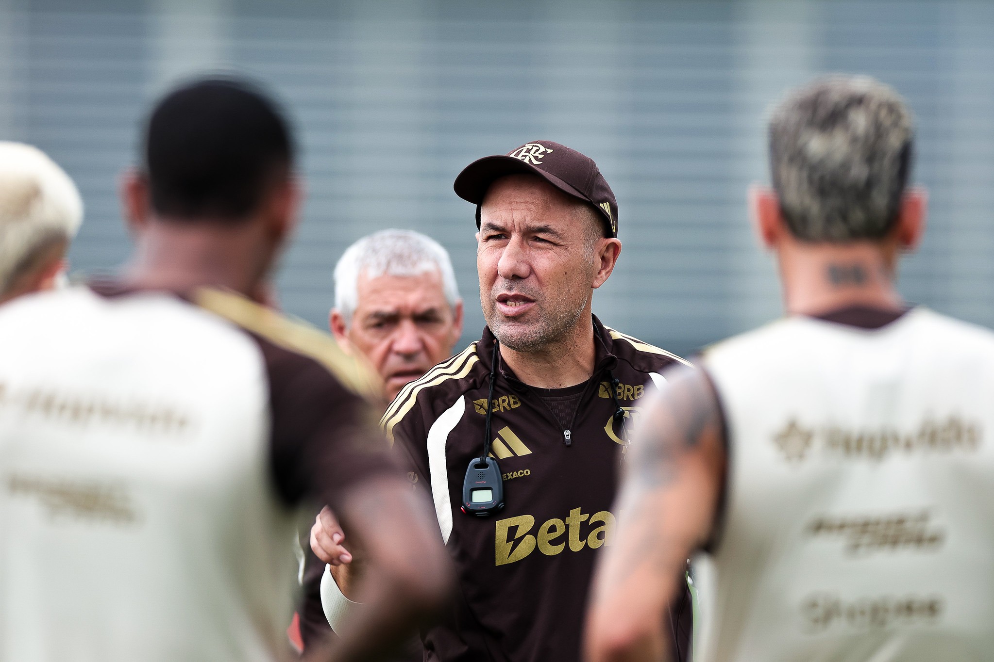 A Calma Rubro-Negra: Por Que o Flamengo Espera Para Atacar o Mercado em 2026