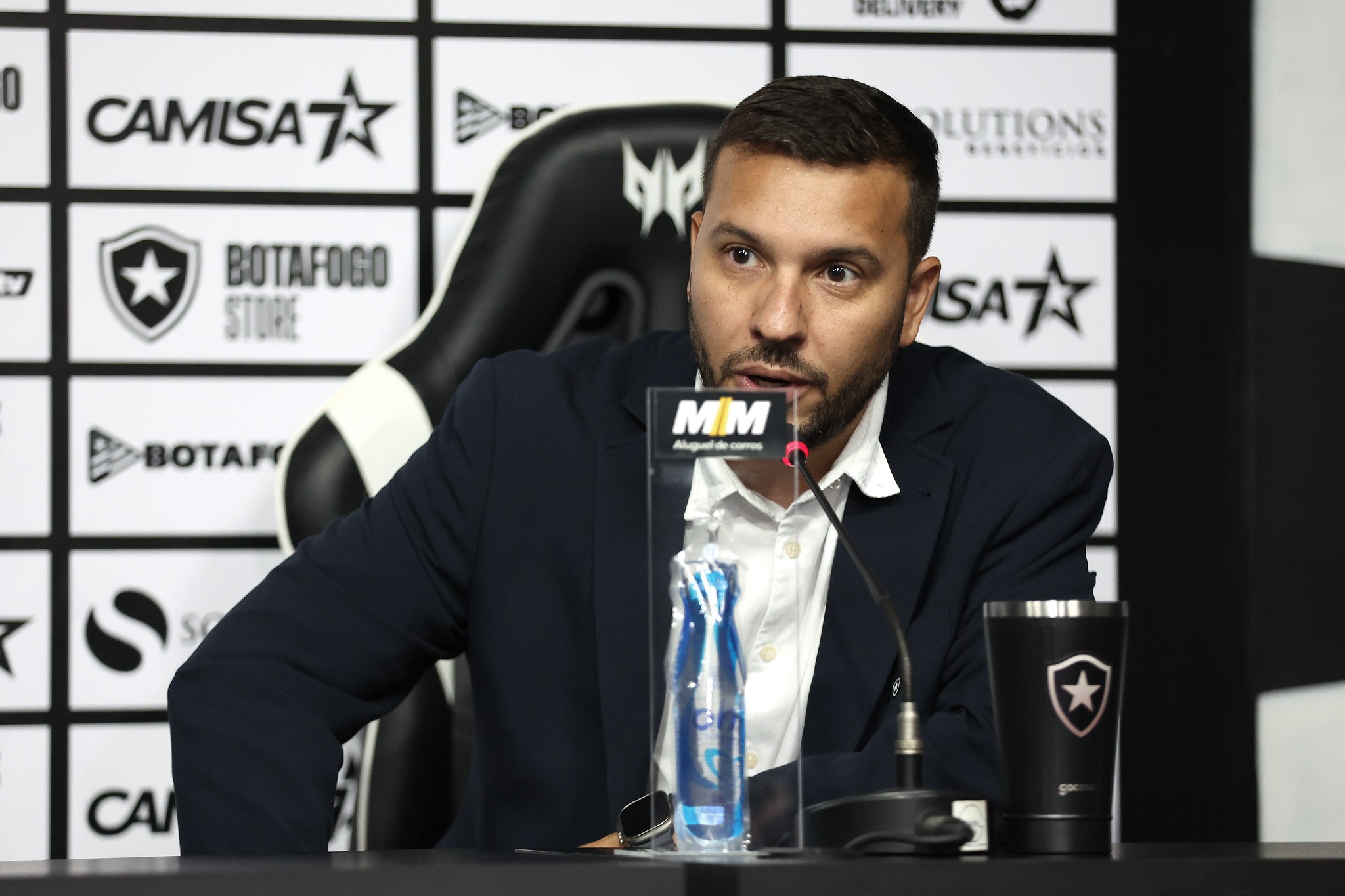 No Epicentro do Fogo Cruzado: Botafogo e Textor Desvendam o Próximo Maquinista para 2026